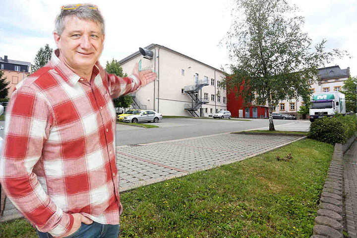 Stadthallen-Chef Wolfgang Dorn (55) wollte die Party auf den Parkplatz hinter der Stadthalle verlegen. Doch auch diese Location fällt aus. Die Lärmbelästigung für Anwohner sei zu groß.