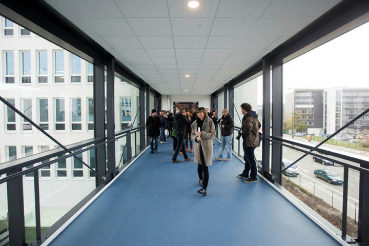Das Neue Technische Rathaus lässt viel Licht ins Haus, etwa über diese gläserne Hängebrücke und 2.000 Fenster.