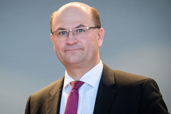 Bayerns Finanz- und Heimatminister Albert Füracker (CSU) kritisiert Versäumnisse in der Münchner Stadt- und Verkehrsentwicklung.