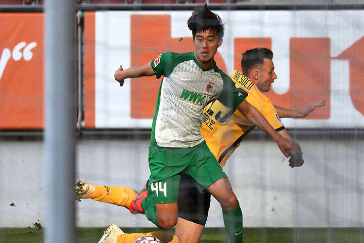 Florian Ballas (hint.) hat hier im Zweikampf mit dem Augsburger Seong-Hoon Cheon das Nachsehen.