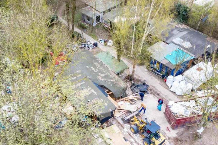 Ein Bagger steht vor der bereits zum Teil abgerissenen Parzelle des mutmaßlichen Täters auf dem Campingplatz Eichwald