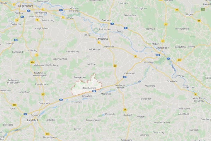 In Moosthenning hat die Lügengeschichte zweier Kinder für einen Polizeieinsatz gesorgt.