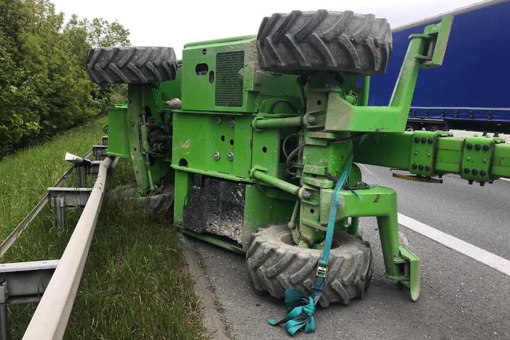 Der Bagger flog auf den Standstreifen der A2.
