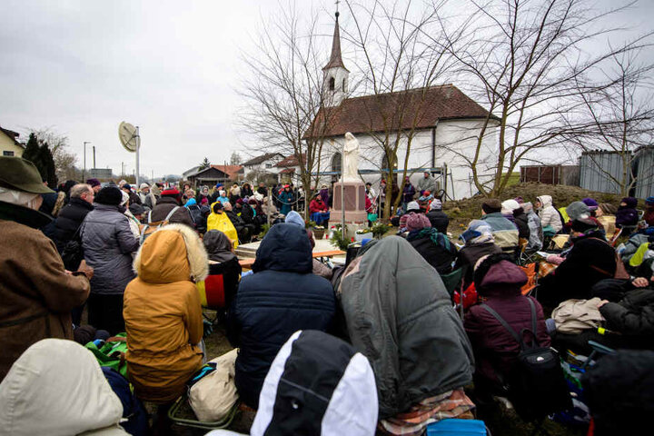 Menschen warten auf eine angebliche Erscheinung der Heiligen Maria vor der St.-Laurentius-Kapelle.