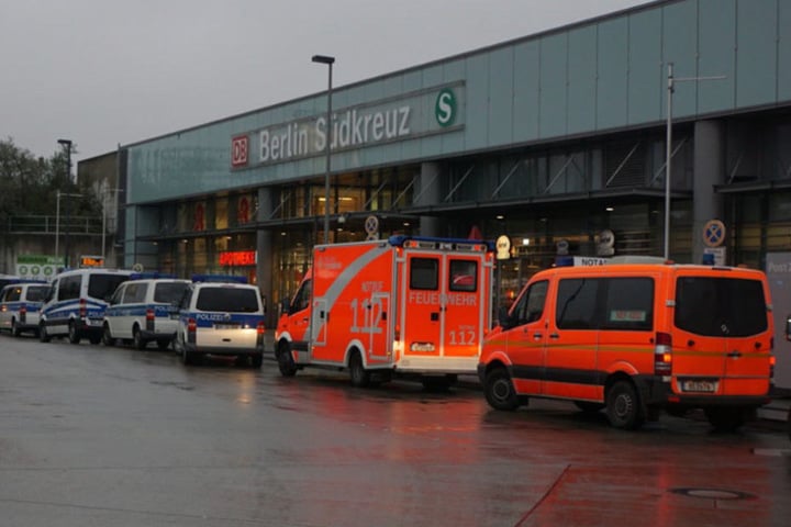 Mehrere Einsatzkräfte der Polizei und der Feuerwehr sind vor Ort.