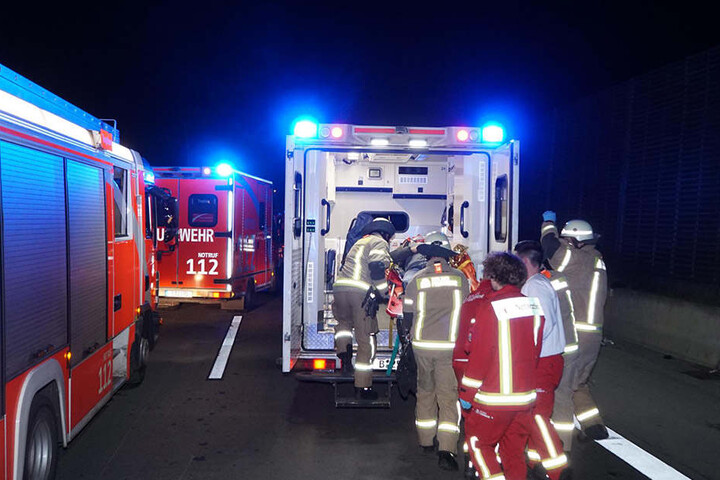 Beide Unfallopfer mussten von Rettungskräften behandelt werden.