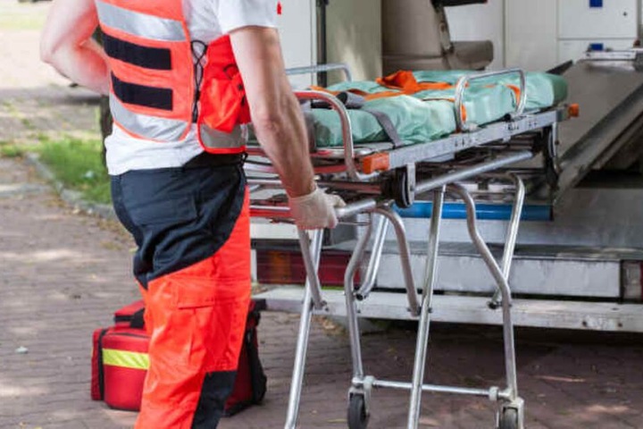 Die Frau musste ins Krankenhaus gebracht werden. (Symbolbild)