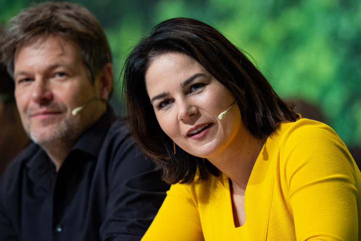 Annalena Baerbock (38, rechts) und Robert Habeck (50) auf der Bühne beim Bundesparteitag der Grünen.
