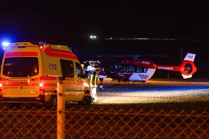 Mit einem Rettungshubschrauber wurde sie in ein Unfall-Klinikum gebracht.
