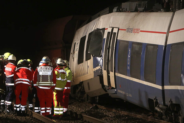 Der verunglückte Personenzug steht in Meerbusch Osterath auf dem Gleis.