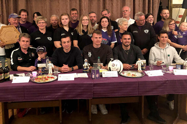 Gruppenbild mit "Veilchen": Der FCE-Fanclub "Eiskalte Hämmer" mit (v.l.) Aues Fanbeauftragen Heiko Hambeck, Trainer Daniel Meyer, Steve Breitkreuz, Pascal Testroet und Clemens Fandrich.