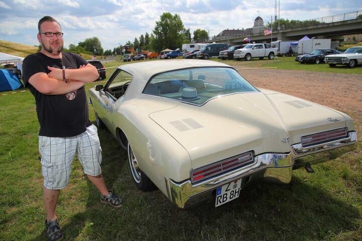 Der 36-Jährige ist stolz auf seine 71er Buick Riviera.