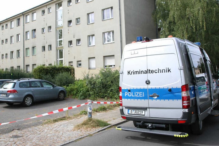 Ein Polizeiwagen der Kriminaltechnik steht vor dem Haus.