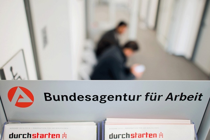 Sinkende Arbeitslosenzahlen haben Auswirkungen auf die Öffnungszeiten von Jobcentern und Arbeitsagenturen.