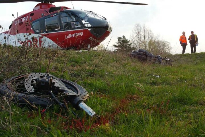 Der 24-jährige Motorradfahrer verstarb noch am Unfallort.