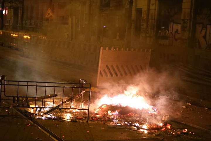 Unbekannte hatten eine Baustelle in Connewitz in Brand gesteckt.