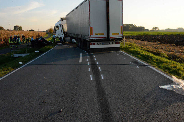 Der Lkw rutschte über die Fahrbahn hinweg.