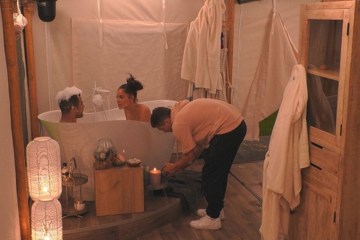 Joey kümmerte sich ganz liebevoll um die Turteltauben, verwandelte das Badezimmer in einen romantischen Spa-Bereich.