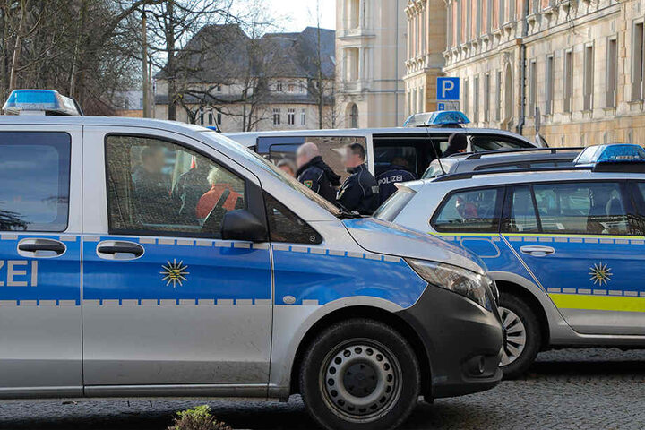 Ein Mann hat am Montagmorgen am Chemnitzer Landgericht versucht, einen Sicherheitsmitarbeiter mit einem Messer anzugreifen.