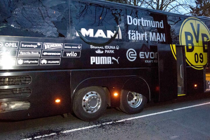 Der demolierte BVB-Mannschaftsbus nach dem Anschlag.
