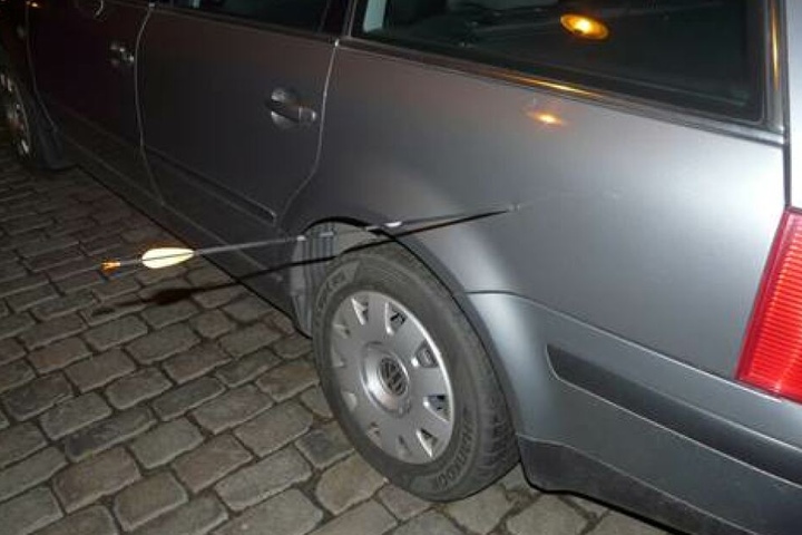 Der Schütze schoss mehrere Pfeile ab.