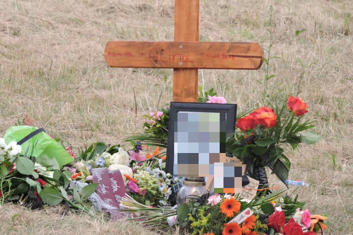 An der Unglücksstelle haben Familie und Freunde der Schülerin Blumen niedergelegt.