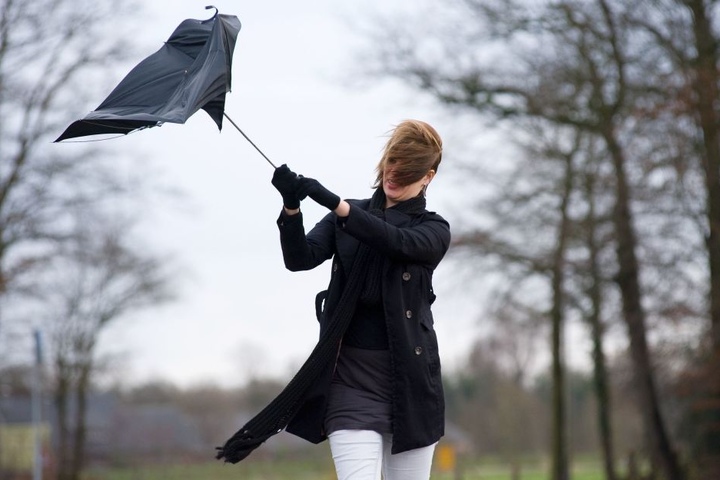 Neben dem starken Wind, muss man in Deutschland auch mit Regenschauern rechen.