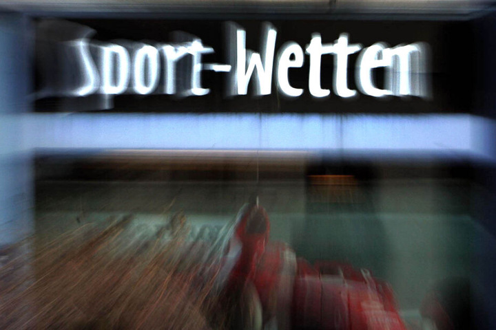 Die Täter schafften es noch die Tür des Wettbüros aufzuhebeln (Symbolfoto).