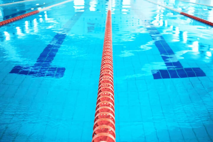 Der Angeklagte soll auch Unterwasseraufnahmen von unbekleideten Kindern gemacht haben. (Symbolbild)