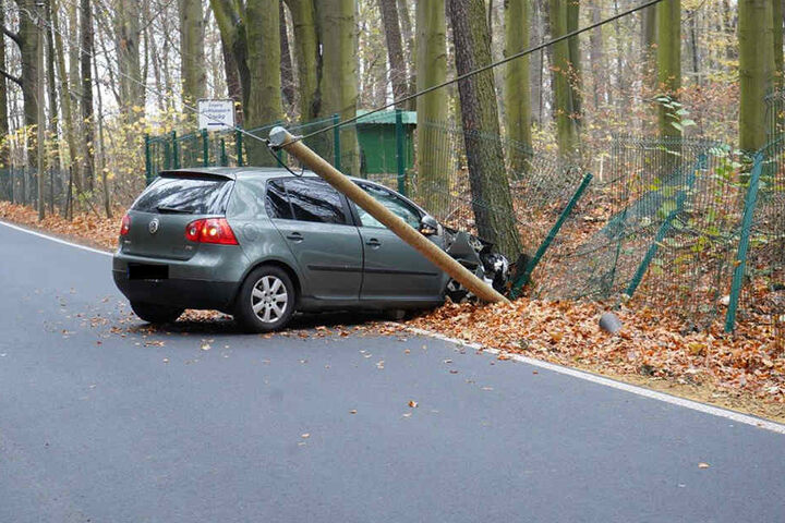 Beim Unfall wurde zudem ein Telefonmast beschädigt.