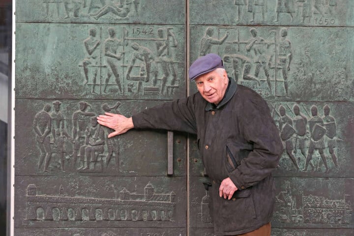 Der Künstler der Bronze-Reliefs, Gerd Jäger (90), 2012 vor seinem noch
unrestaurierten Werk von 1969.