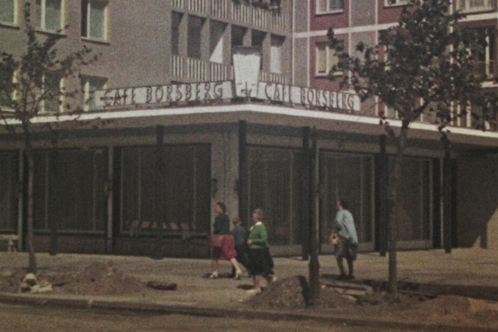 Filmzeugnis aus den frühen Nachkriegsjahren: das "Café Borsberg" an der Borsbergstraße. Heute befindet sich darin die Filiale eines Drogeriemarktes.