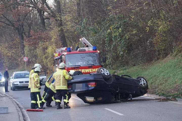 Die Feuerwehr musste mit Anpacken, um das Auto von der Fahrbahn zu bekommen.