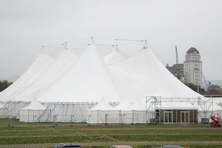 In der Flutrinne wächst das Pichmännel-Festzelt in die Höhe. Donnerstag startet die diesjährige Dresdner Wiesn.