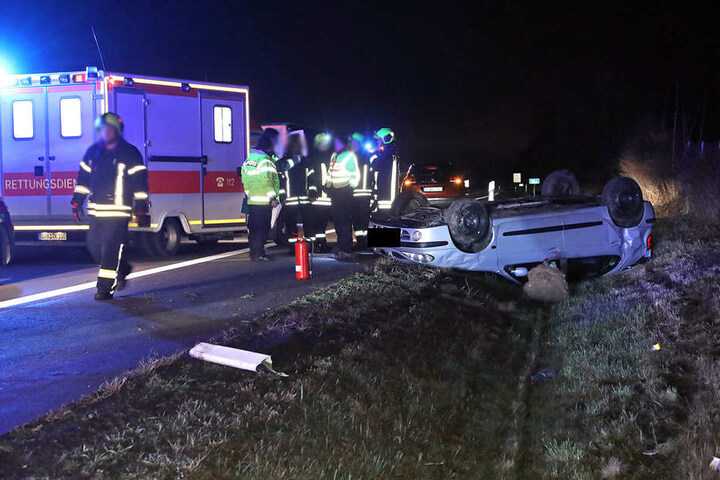 Ein Autofahrer hatte sich neben der Autobahn überschlagen.