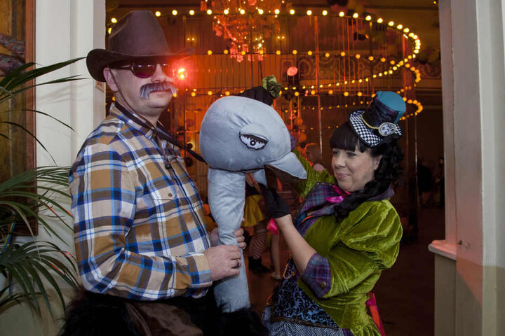 Thomas (29, Verkäufer) als "Der den Strauß reitet" und Jana (29, Verkäuferin) als Hutmacherin beim Fasching im Parkhotel Dresden. "Wir sind keine wirklichen Faschings-Freaks, wollen uns mal inkognito amüsieren und tanzen."