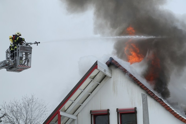 Die Feuerwehr löscht den Brand in Radebeul.