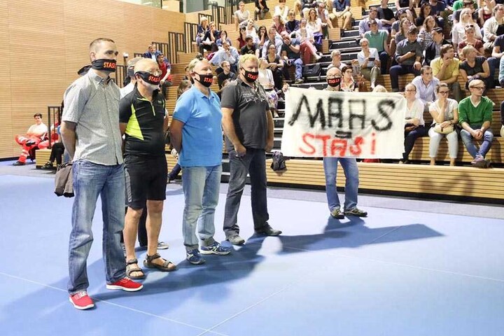 "Stummer" Protest gegen die Veranstaltung.