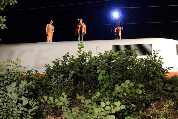 Eine Oberleitung wurde durchs Unwetter beschädigt.