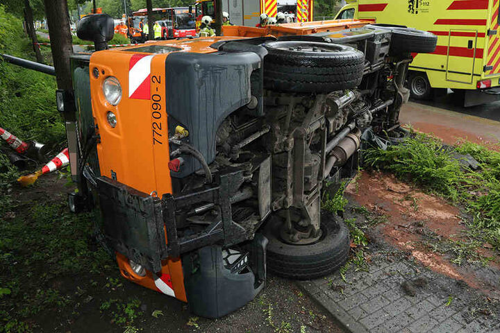 Der Kleinlaster liegt auf der Seite. Der Verkehr wird um die Unfallstelle herum geleitet.