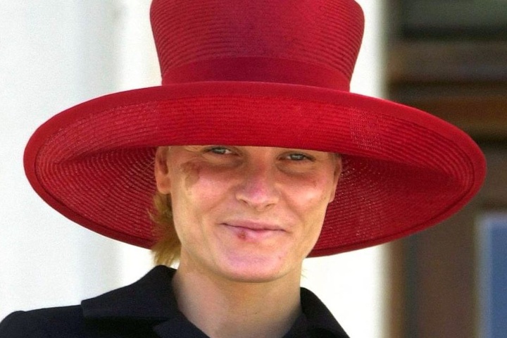 Mit Spuren schwerer Hautverbrennungen im Gesicht zeigt sich Norwegens Kronprinzessin Mette-Marit am Nationaltag der Norweger, 17. Mai 2002, auf dem Balkon des Königspalastes in Oslo. Sie hatte ihre Verletzungen bei einem Freilicht-Interview erlitten.