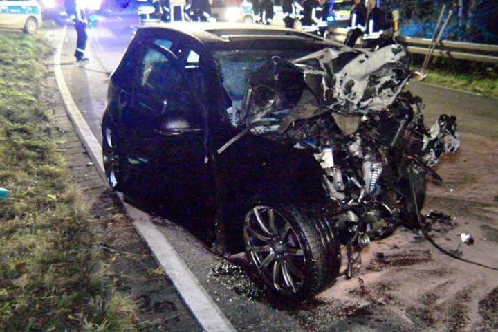 Der Fahrer (20) war mit seinem Wagen aus bisher ungeklärter Ursache in den Gegenverkehr geraten.