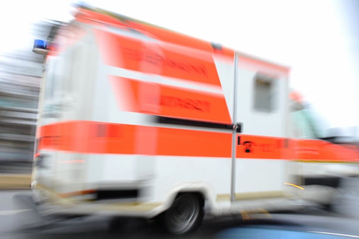 Mit einem Rettungswagen wurde der Verletzte in ein nahes Krankenhaus eingeliefert (Symbolfoto).