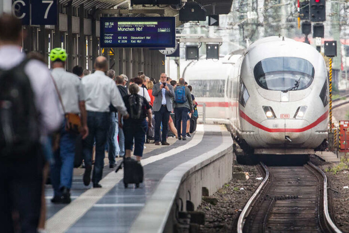 Das Foto zeigt den Tatort – das Gleis 7 im Frankfurter Hauptbahnhof – einen Tag nach der tödlichen Attacke.
