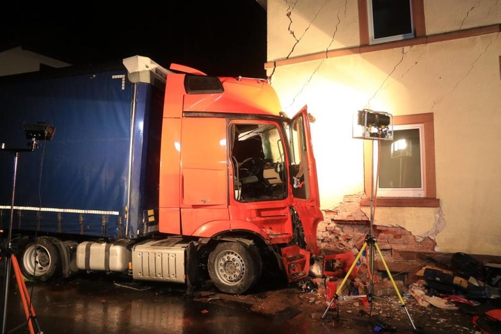 Auch das Haus wurde erheblich beschädigt.