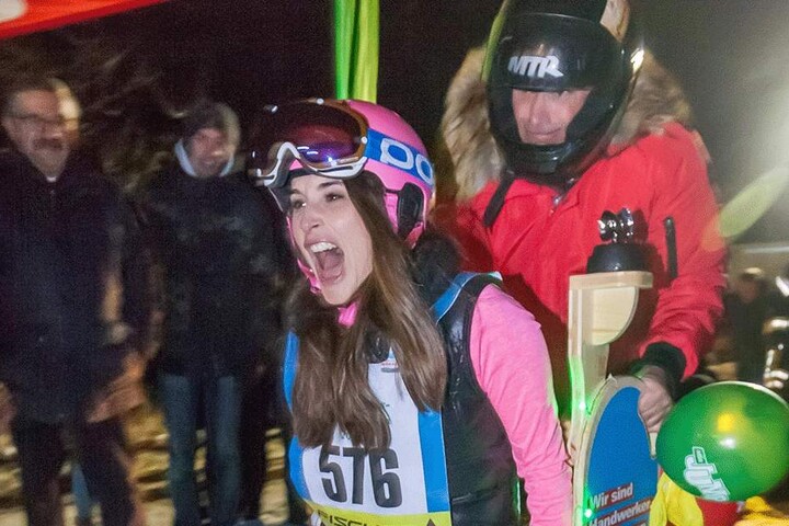 17 Uhr startet das "Hitschen-Rennen" in Annaberg. Auch MDR-Jump-Moderatorin Sarah von Neuburg (35) zeichnete bei der Gaudi schon ihre Spuren in den Schnee.