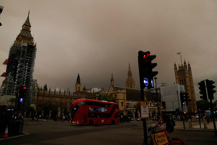 Der Palace of Westminster ist am 16.10.2017 in London vor einem matt-orangefarbenen Himmel zu sehen. Aufgrund von "Ophelia" hat er eine ungewöhnliche Färbung angenommen.