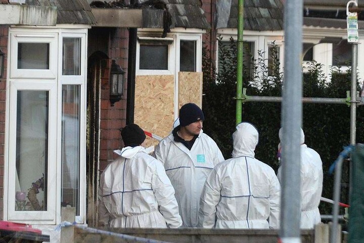 Kriminaltechniker ermitteln zum Brand in Manchester.