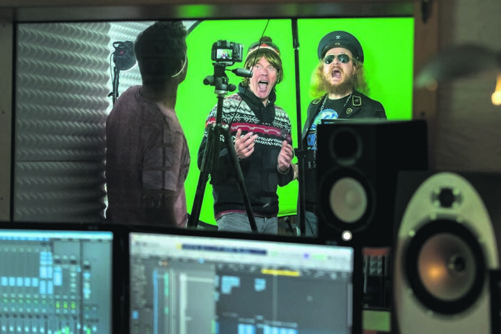 Vor einen "Green-Screen" drehten die beiden Entertainer einige Szenen für das Musikvideo.