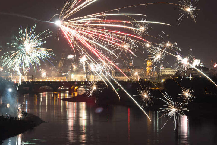 Feuerwerk explodiert in der Silvesternacht über der Dresdner Altstadtkulisse.